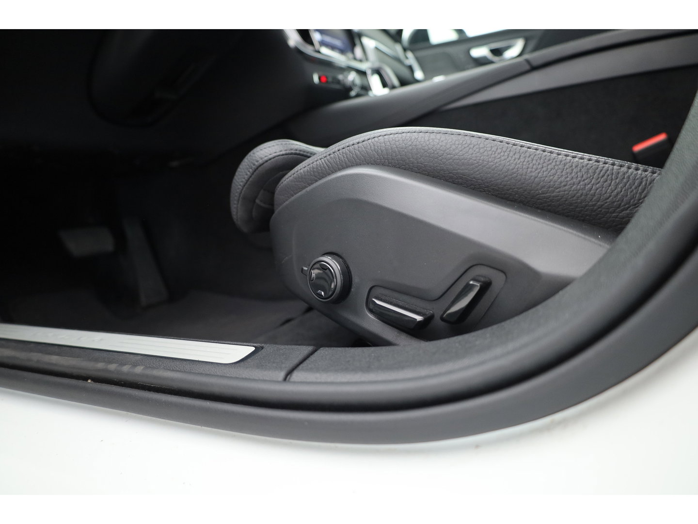 Volvo V60 2.0 T6 Plug-in hybrid AWD Plus Dark | Pano-dak | Head-up | 360 camera | Adap. Cruise | H&K Audio |