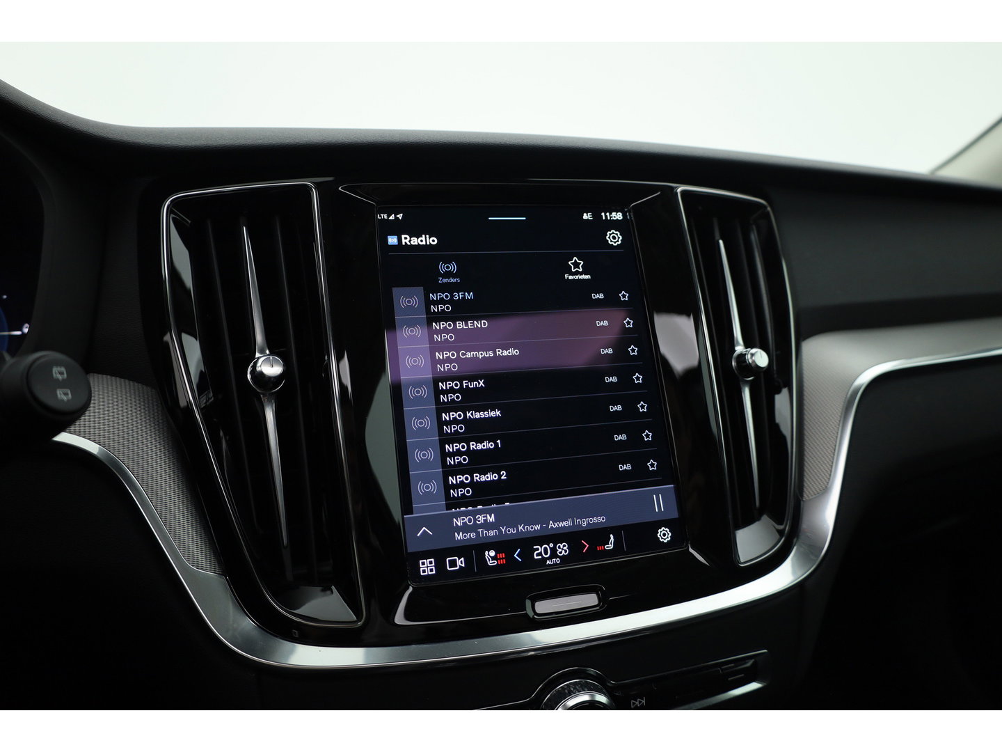 Volvo V60 2.0 T6 Plug-in hybrid AWD Plus Dark | Pano-dak | Head-up | 360 camera | Adap. Cruise | H&K Audio |