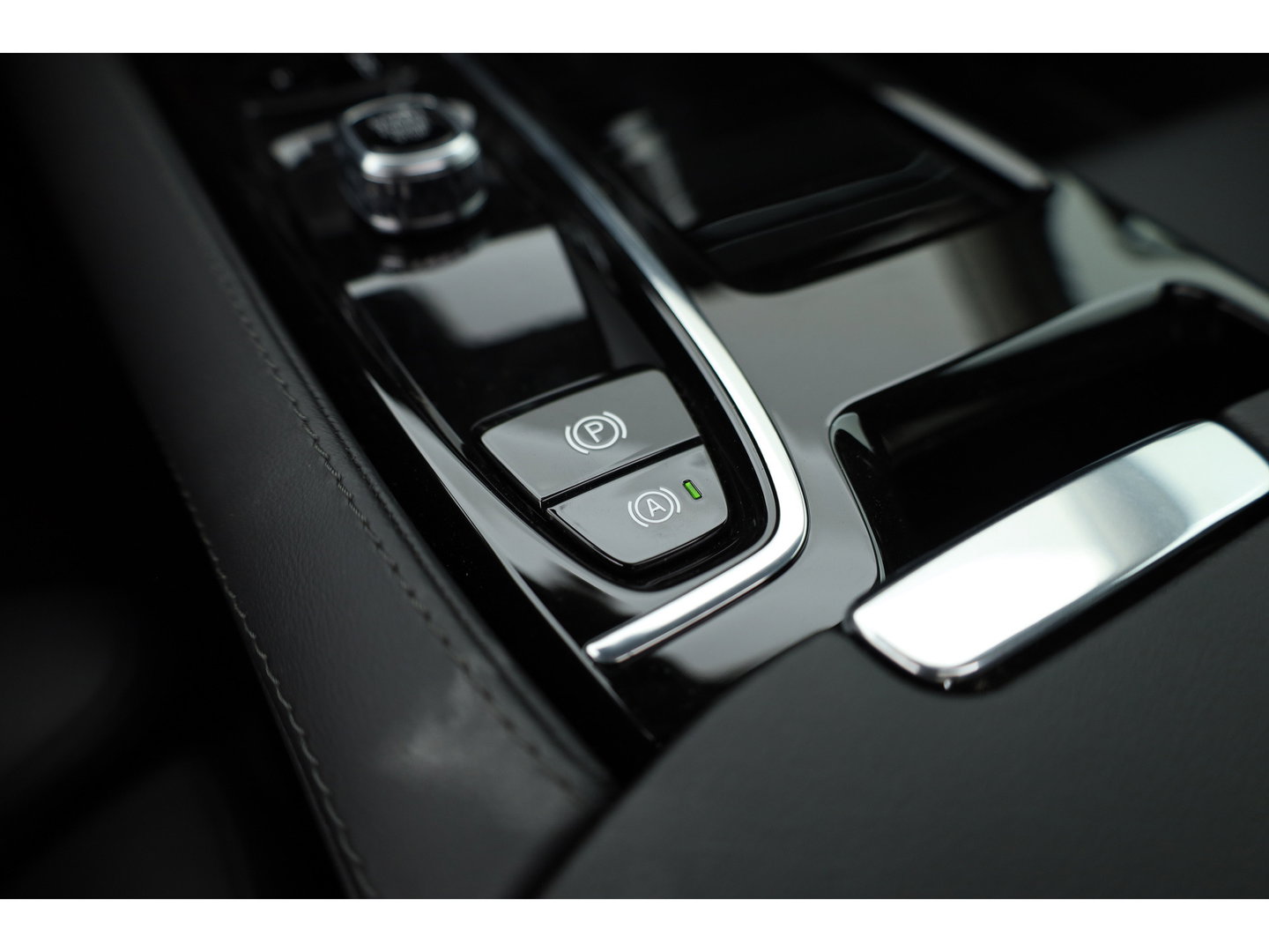 Volvo V60 2.0 T6 Plug-in hybrid AWD Plus Dark | Pano-dak | Head-up | 360 camera | Adap. Cruise | H&K Audio |
