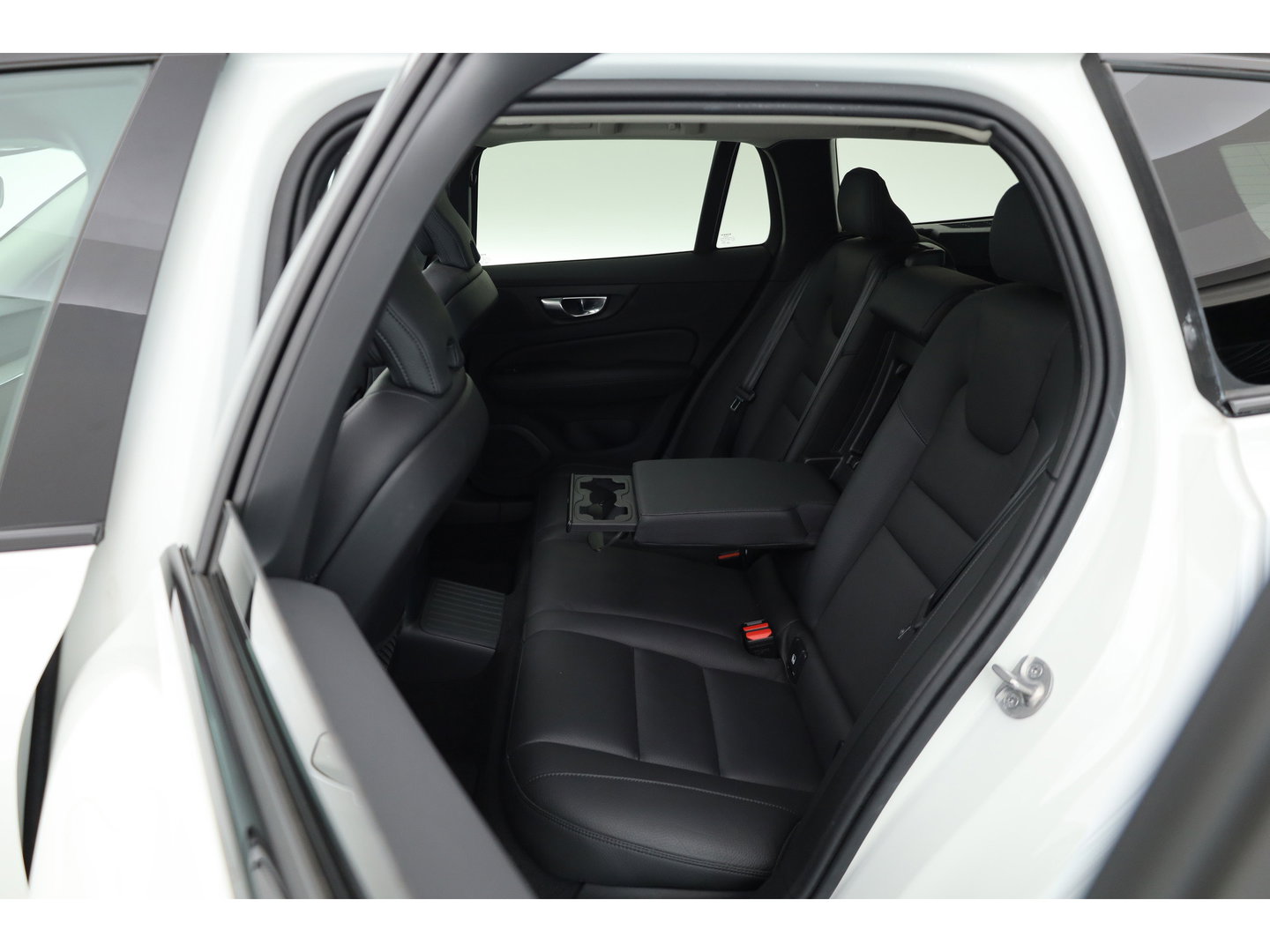 Volvo V60 2.0 T6 Plug-in hybrid AWD Plus Dark | Pano-dak | Head-up | 360 camera | Adap. Cruise | H&K Audio |