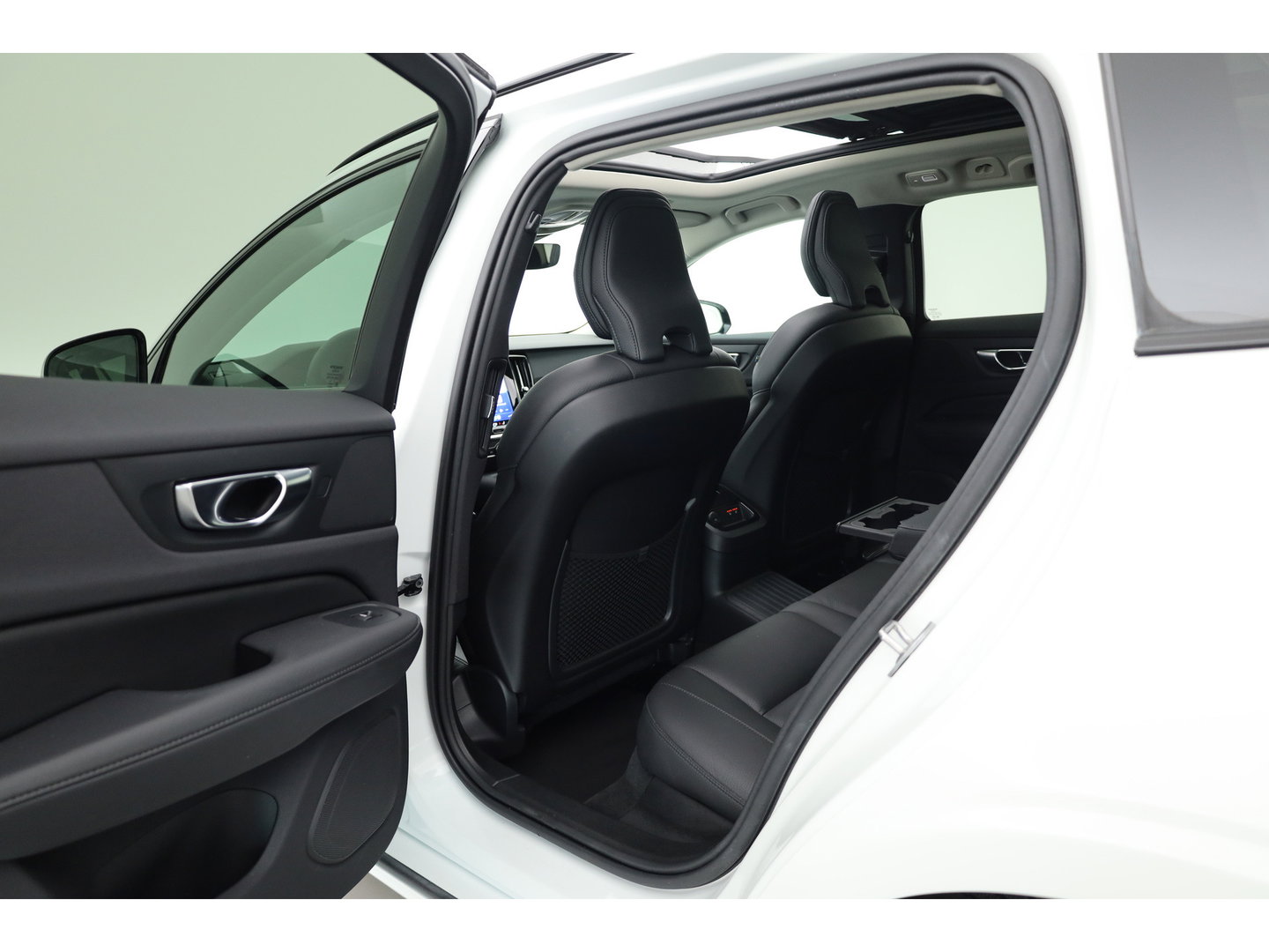 Volvo V60 2.0 T6 Plug-in hybrid AWD Plus Dark | Pano-dak | Head-up | 360 camera | Adap. Cruise | H&K Audio |