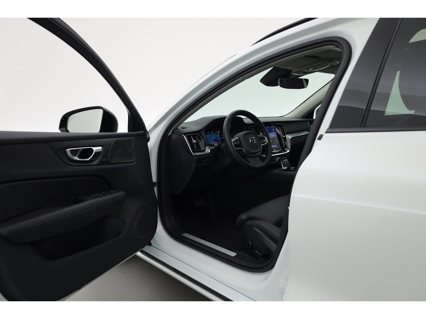 Volvo V60 2.0 T6 Plug-in hybrid AWD Plus Dark | Pano-dak | Head-up | 360 camera | Adap. Cruise | H&K Audio |