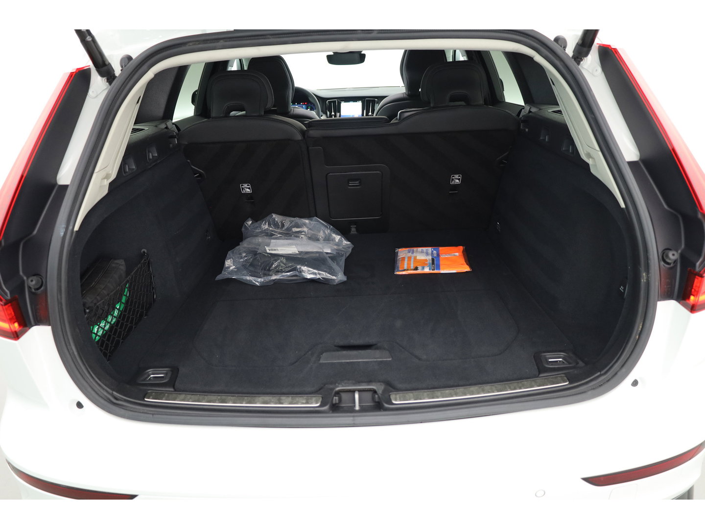 Volvo V60 2.0 T6 Plug-in hybrid AWD Plus Dark | Pano-dak | Head-up | 360 camera | Adap. Cruise | H&K Audio |