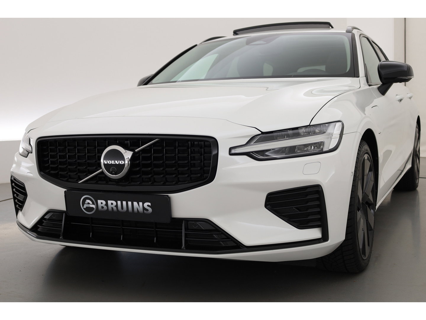 Volvo V60 2.0 T6 Plug-in hybrid AWD Plus Dark | Pano-dak | Head-up | 360 camera | Adap. Cruise | H&K Audio |