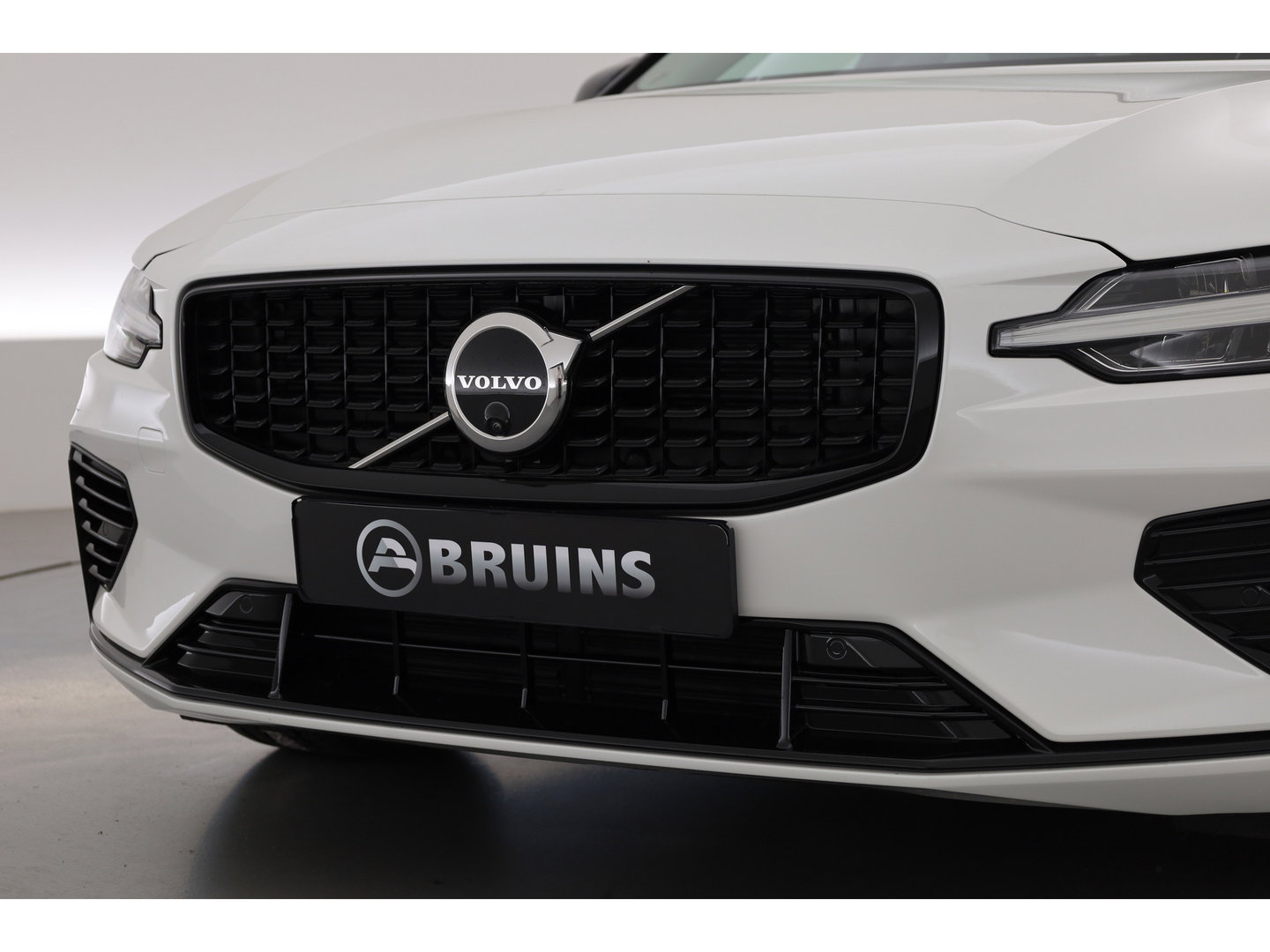 Volvo V60 2.0 T6 Plug-in hybrid AWD Plus Dark | Pano-dak | Head-up | 360 camera | Adap. Cruise | H&K Audio |