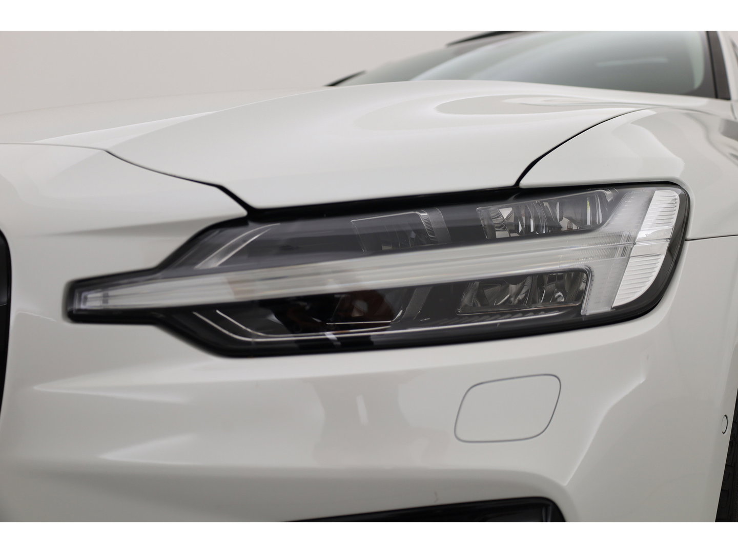Volvo V60 2.0 T6 Plug-in hybrid AWD Plus Dark | Pano-dak | Head-up | 360 camera | Adap. Cruise | H&K Audio |
