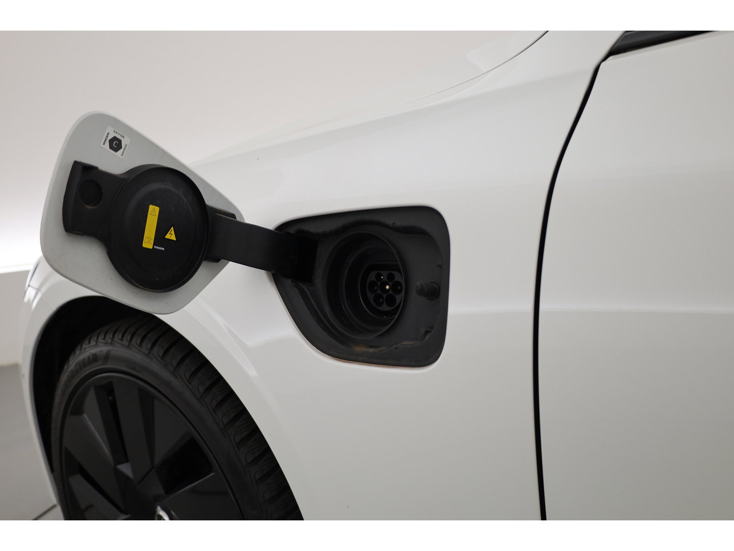 Volvo V60 2.0 T6 Plug-in hybrid AWD Plus Dark | Pano-dak | Head-up | 360 camera | Adap. Cruise | H&K Audio |