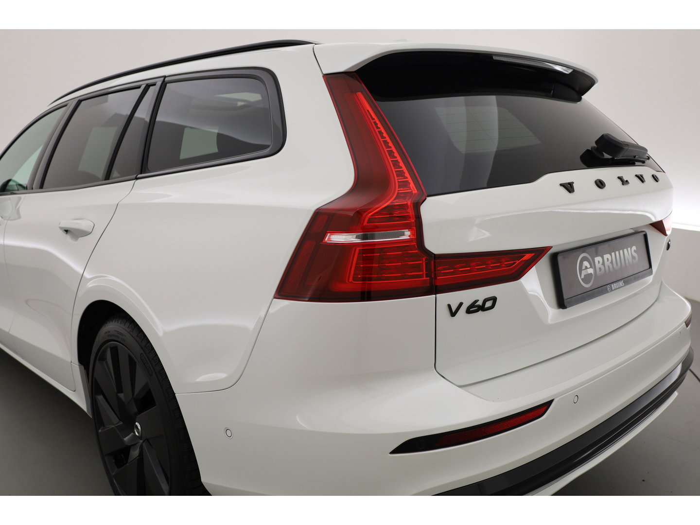 Volvo V60 2.0 T6 Plug-in hybrid AWD Plus Dark | Pano-dak | Head-up | 360 camera | Adap. Cruise | H&K Audio |