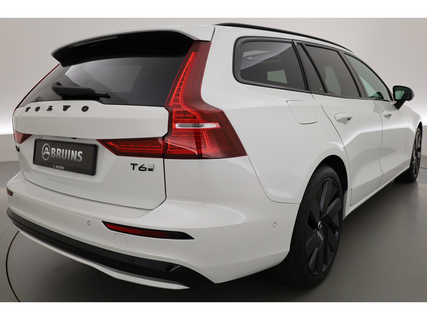 Volvo V60 2.0 T6 Plug-in hybrid AWD Plus Dark | Pano-dak | Head-up | 360 camera | Adap. Cruise | H&K Audio |