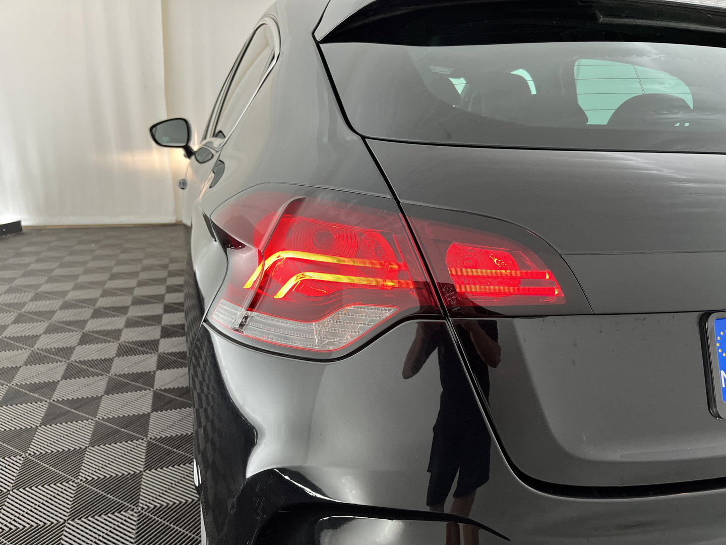 Citroën DS4 1.6 BlueHDi Business *LEATHER-FABRIC | MASSAGE-SPORTSEATS | DENON-AUDIO | NAVI-FULLMAP | BLINDSPOT | PRIVACY-GLASS | ECC | PDC | CRUISE | TOWBAR | 17''ALU*