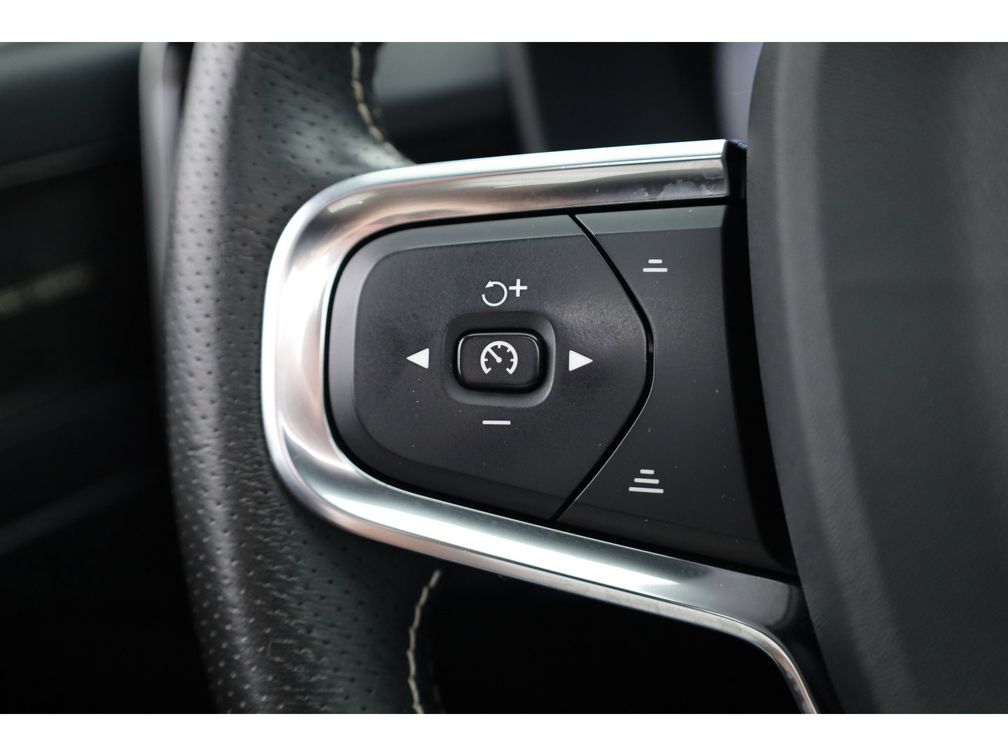 Volvo XC40 1.5 T5 Recharge R-Design | Pano-dak | Harman/ Kardon | 360 camera | Stoel + stuurverw. | Dode hoek | 20 inch |