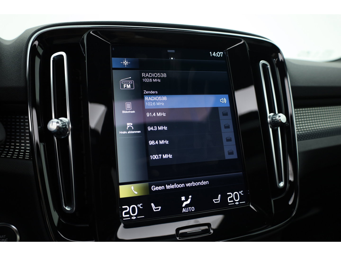 Volvo XC40 1.5 T5 Recharge R-Design | Pano-dak | Harman/ Kardon | 360 camera | Stoel + stuurverw. | Dode hoek | 20 inch |