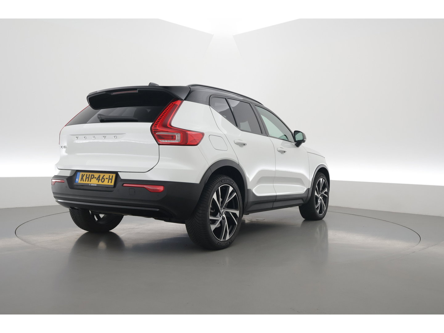 Volvo XC40 1.5 T5 Recharge R-Design | Pano-dak | Harman/ Kardon | 360 camera | Stoel + stuurverw. | Dode hoek | 20 inch |
