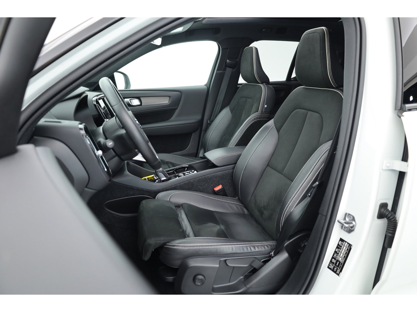 Volvo XC40 1.5 T5 Recharge R-Design | Pano-dak | Harman/ Kardon | 360 camera | Stoel + stuurverw. | Dode hoek | 20 inch |