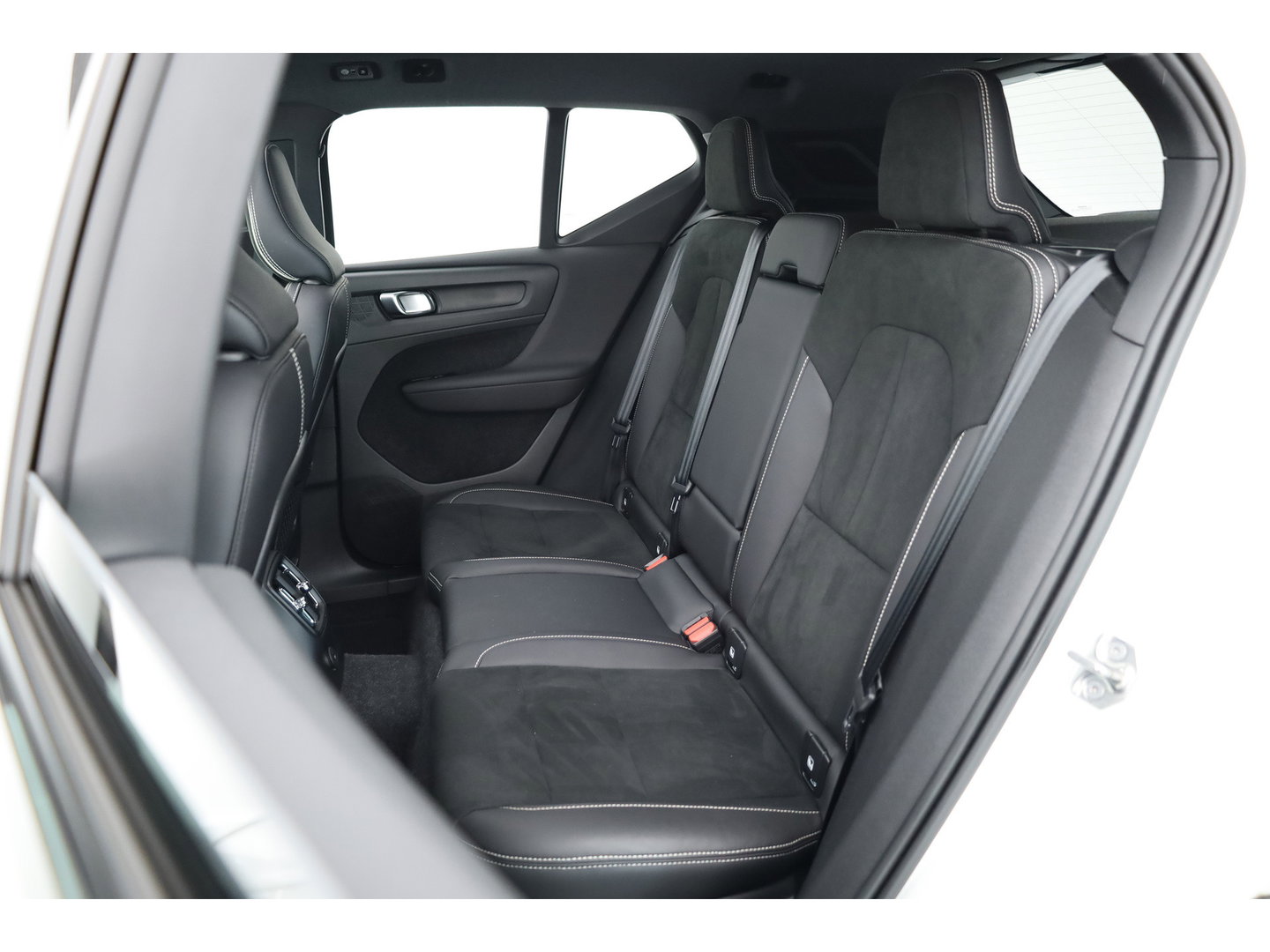 Volvo XC40 1.5 T5 Recharge R-Design | Pano-dak | Harman/ Kardon | 360 camera | Stoel + stuurverw. | Dode hoek | 20 inch |