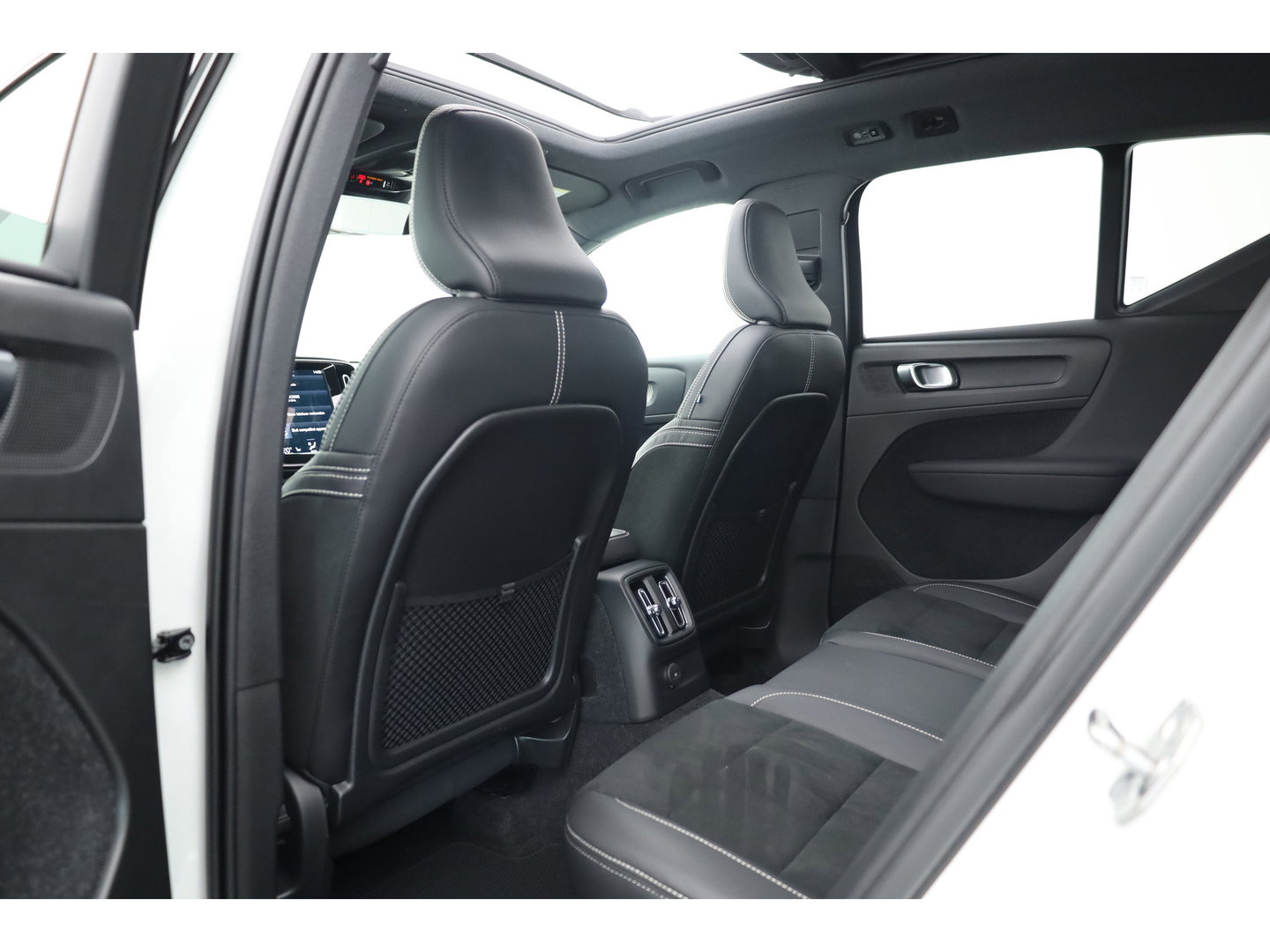 Volvo XC40 1.5 T5 Recharge R-Design | Pano-dak | Harman/ Kardon | 360 camera | Stoel + stuurverw. | Dode hoek | 20 inch |