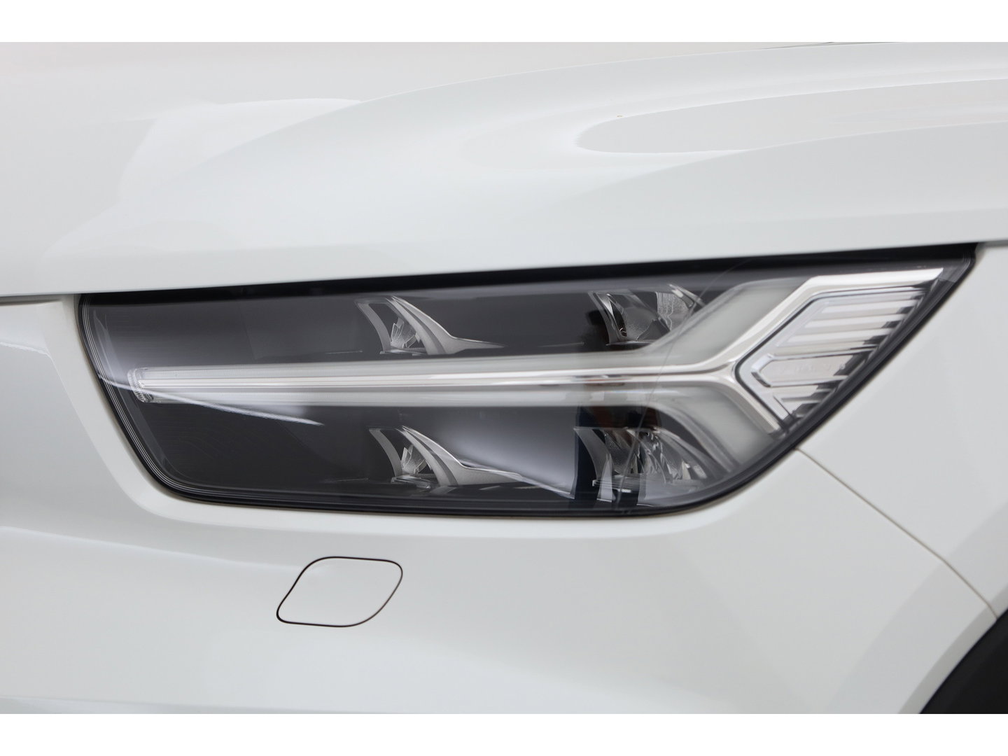 Volvo XC40 1.5 T5 Recharge R-Design | Pano-dak | Harman/ Kardon | 360 camera | Stoel + stuurverw. | Dode hoek | 20 inch |
