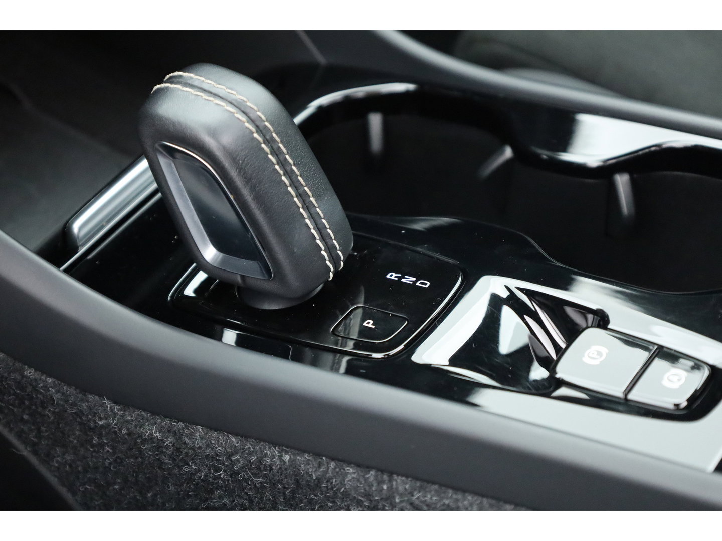 Volvo XC40 1.5 T5 Recharge R-Design | Pano-dak | Harman/ Kardon | 360 camera | Stoel + stuurverw. | Dode hoek | 20 inch |