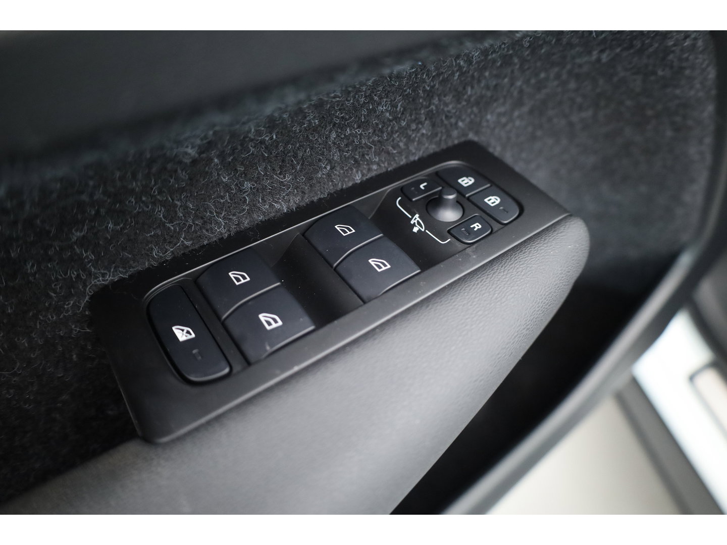 Volvo XC40 1.5 T5 Recharge R-Design | Pano-dak | Harman/ Kardon | 360 camera | Stoel + stuurverw. | Dode hoek | 20 inch |