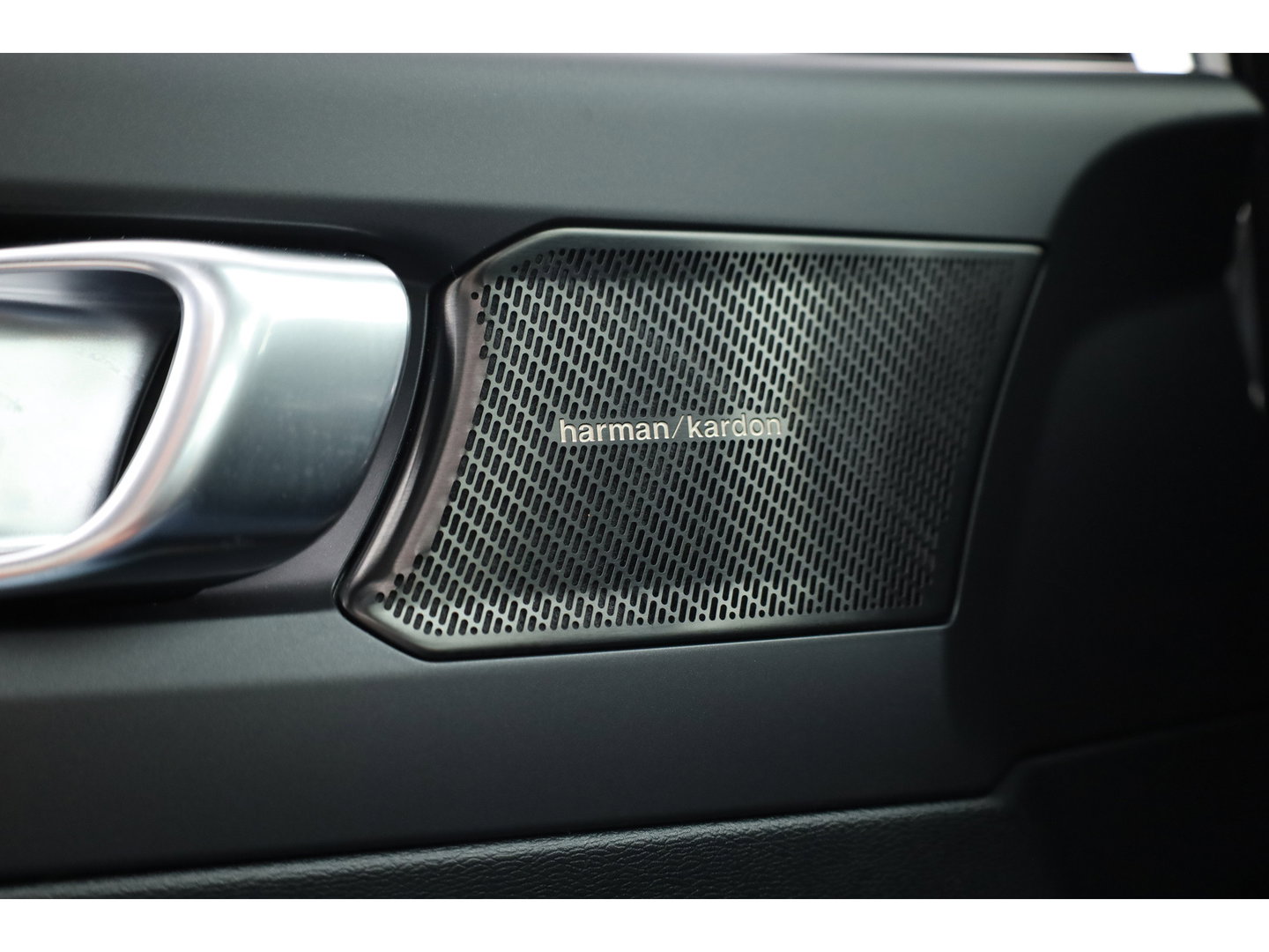 Volvo XC40 1.5 T5 Recharge R-Design | Pano-dak | Harman/ Kardon | 360 camera | Stoel + stuurverw. | Dode hoek | 20 inch |