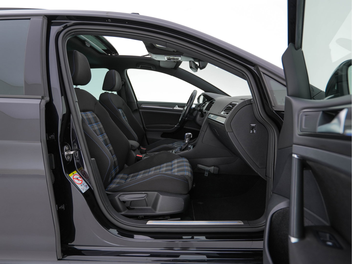 Volkswagen Golf 1.4 TSI PHEV GTE (Plug-in) (INCL-BTW) Aut. *PANO | ADAPTIVE-CRUISE | FULL-LED | DIGI-COCKPIT | BLINDSPOT | HEATED-SPORTSEATS | KEYLESS | NAVI-FULLMAP | AMBIENTLIGHT | SHIFTPADDLES | PRIVACY-GLASS | ECC | PDC | 18''ALU*