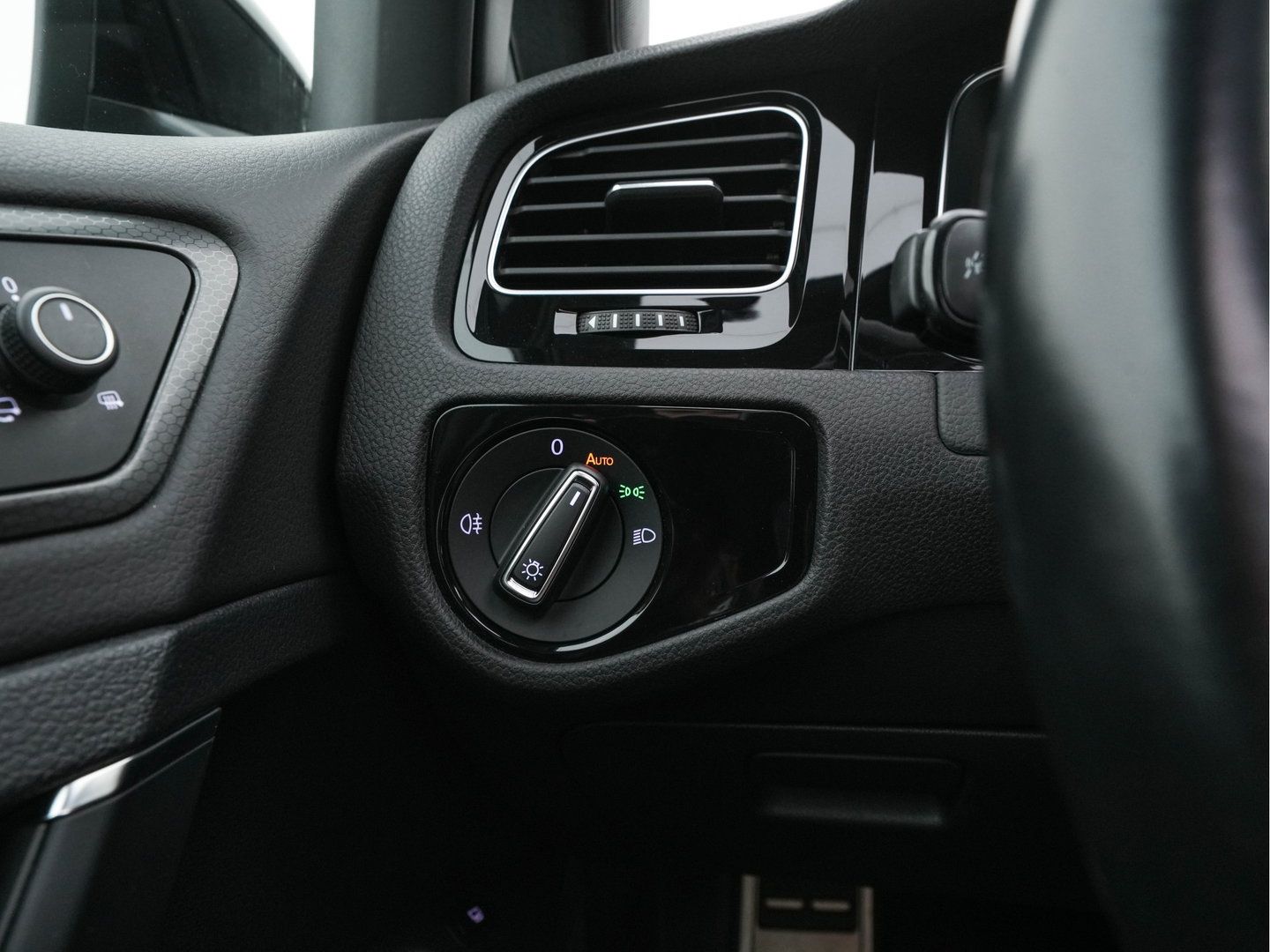 Volkswagen Golf 1.4 TSI PHEV GTE (Plug-in) (INCL-BTW) Aut. *PANO | ADAPTIVE-CRUISE | FULL-LED | DIGI-COCKPIT | BLINDSPOT | HEATED-SPORTSEATS | KEYLESS | NAVI-FULLMAP | AMBIENTLIGHT | SHIFTPADDLES | PRIVACY-GLASS | ECC | PDC | 18''ALU*