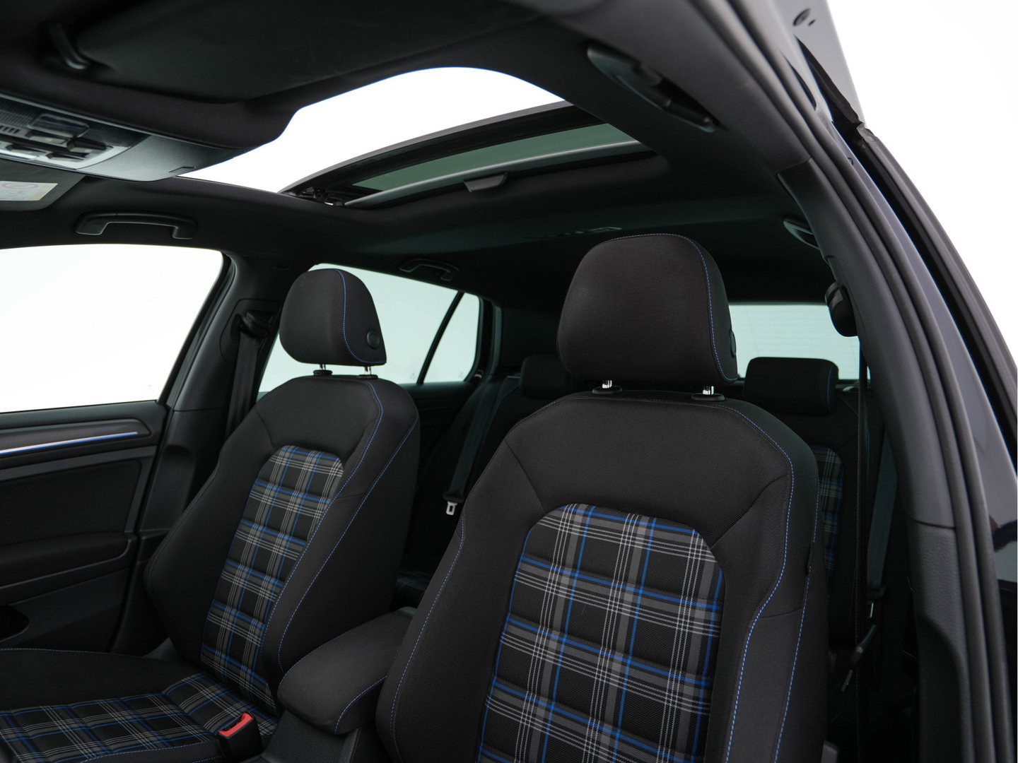 Volkswagen Golf 1.4 TSI PHEV GTE (Plug-in) (INCL-BTW) Aut. *PANO | ADAPTIVE-CRUISE | FULL-LED | DIGI-COCKPIT | BLINDSPOT | HEATED-SPORTSEATS | KEYLESS | NAVI-FULLMAP | AMBIENTLIGHT | SHIFTPADDLES | PRIVACY-GLASS | ECC | PDC | 18''ALU*