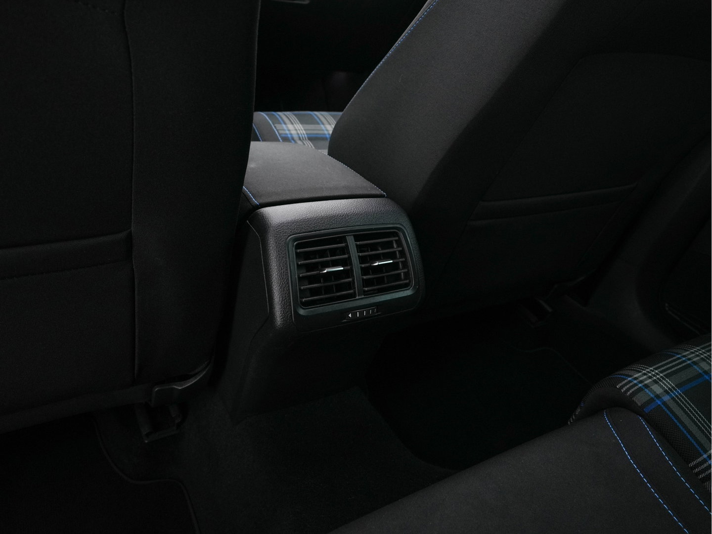 Volkswagen Golf 1.4 TSI PHEV GTE (Plug-in) (INCL-BTW) Aut. *PANO | ADAPTIVE-CRUISE | FULL-LED | DIGI-COCKPIT | BLINDSPOT | HEATED-SPORTSEATS | KEYLESS | NAVI-FULLMAP | AMBIENTLIGHT | SHIFTPADDLES | PRIVACY-GLASS | ECC | PDC | 18''ALU*