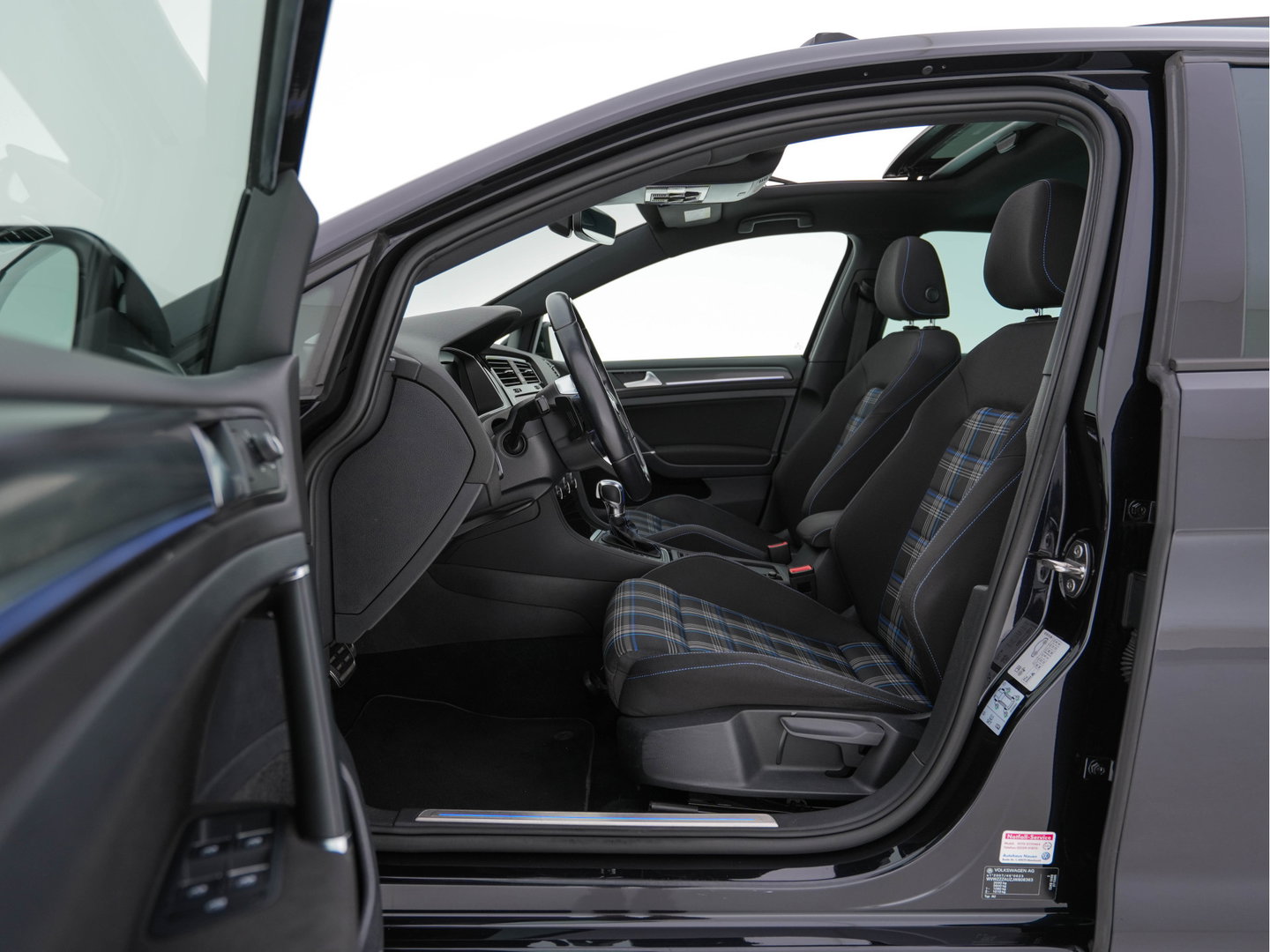 Volkswagen Golf 1.4 TSI PHEV GTE (Plug-in) (INCL-BTW) Aut. *PANO | ADAPTIVE-CRUISE | FULL-LED | DIGI-COCKPIT | BLINDSPOT | HEATED-SPORTSEATS | KEYLESS | NAVI-FULLMAP | AMBIENTLIGHT | SHIFTPADDLES | PRIVACY-GLASS | ECC | PDC | 18''ALU*