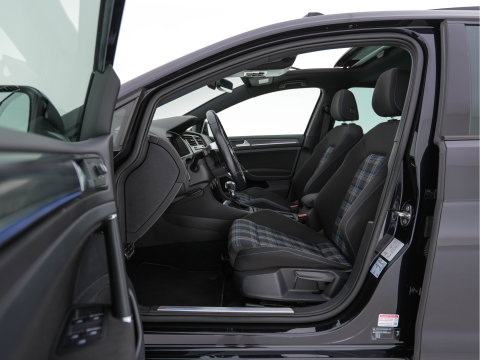 Volkswagen Golf 1.4 TSI PHEV GTE (Plug-in) (INCL-BTW) Aut. *PANO | ADAPTIVE-CRUISE | FULL-LED | DIGI-COCKPIT | BLINDSPOT | HEATED-SPORTSEATS | KEYLESS | NAVI-FULLMAP | AMBIENTLIGHT | SHIFTPADDLES | PRIVACY-GLASS | ECC | PDC | 18''ALU*