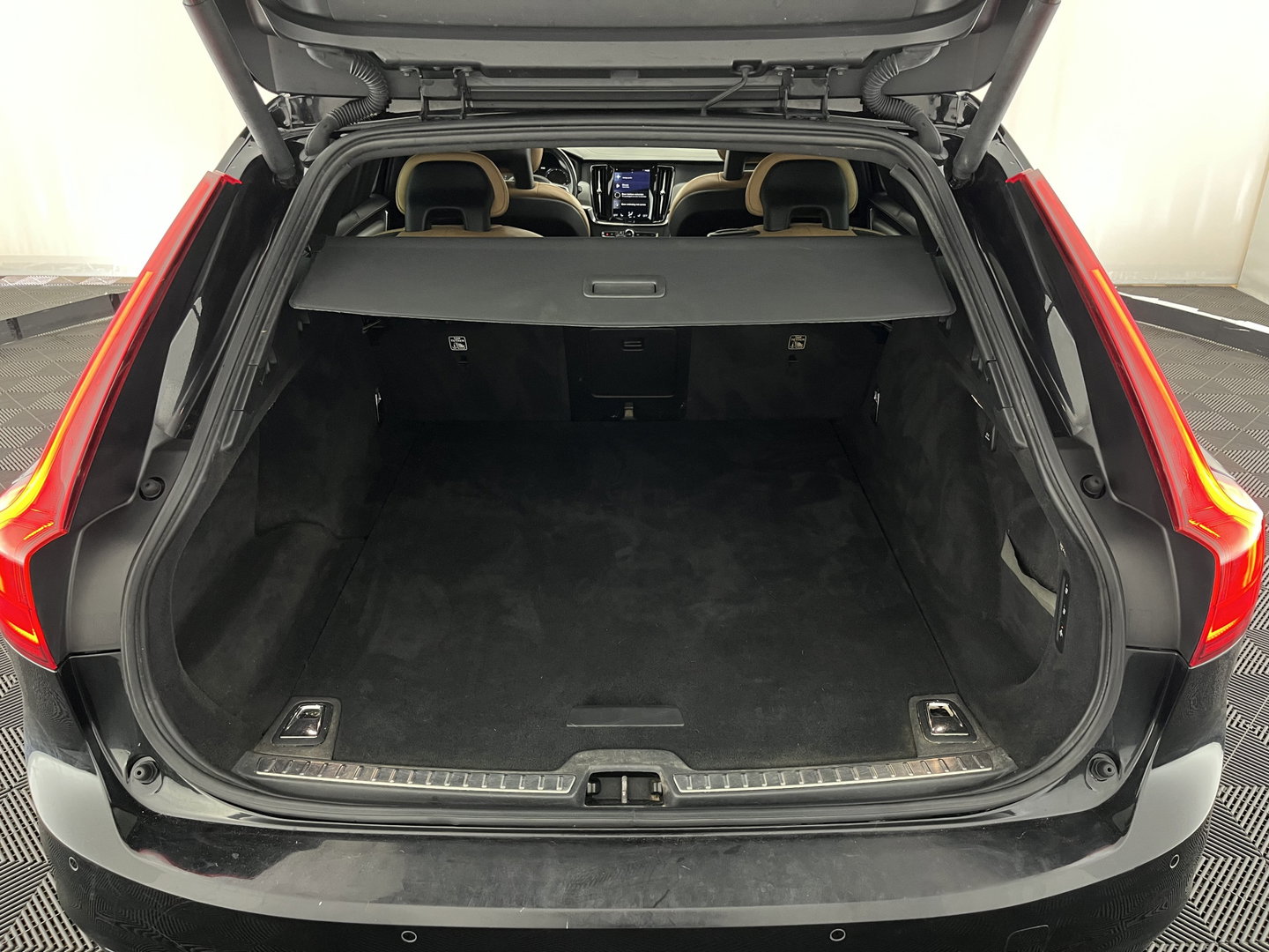 Volvo V90 2.0 D5 AWD Inscription Aut. *PANO | LEATHER | FULL-LED | BOWERS&WILKINS | MEMORY-PACK | BLIS | HEAD-UP | CAMERA | KEYLESS | DIGI-COCKPIT | NAVI-FULLMAP | PRIVACY-GLASS | HEATED/VENTILATED-SPORTSEATS | TOWBAR | 20''