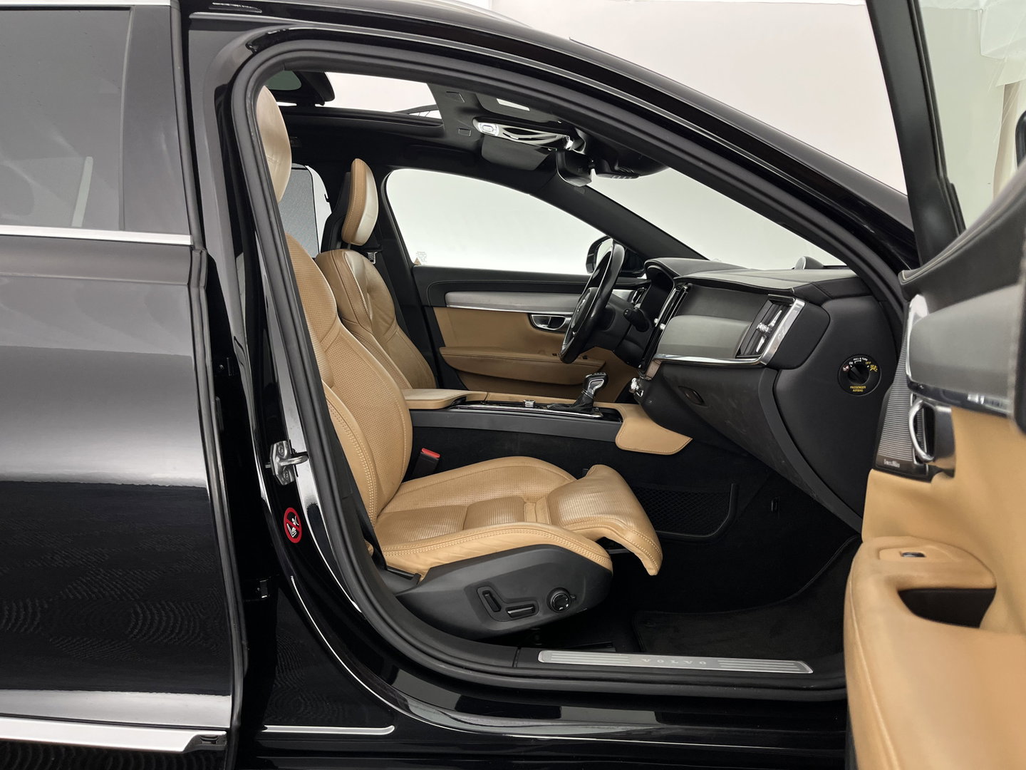 Volvo V90 2.0 D5 AWD Inscription Aut. *PANO | LEATHER | FULL-LED | BOWERS&WILKINS | MEMORY-PACK | BLIS | HEAD-UP | CAMERA | KEYLESS | DIGI-COCKPIT | NAVI-FULLMAP | PRIVACY-GLASS | HEATED/VENTILATED-SPORTSEATS | TOWBAR | 20''