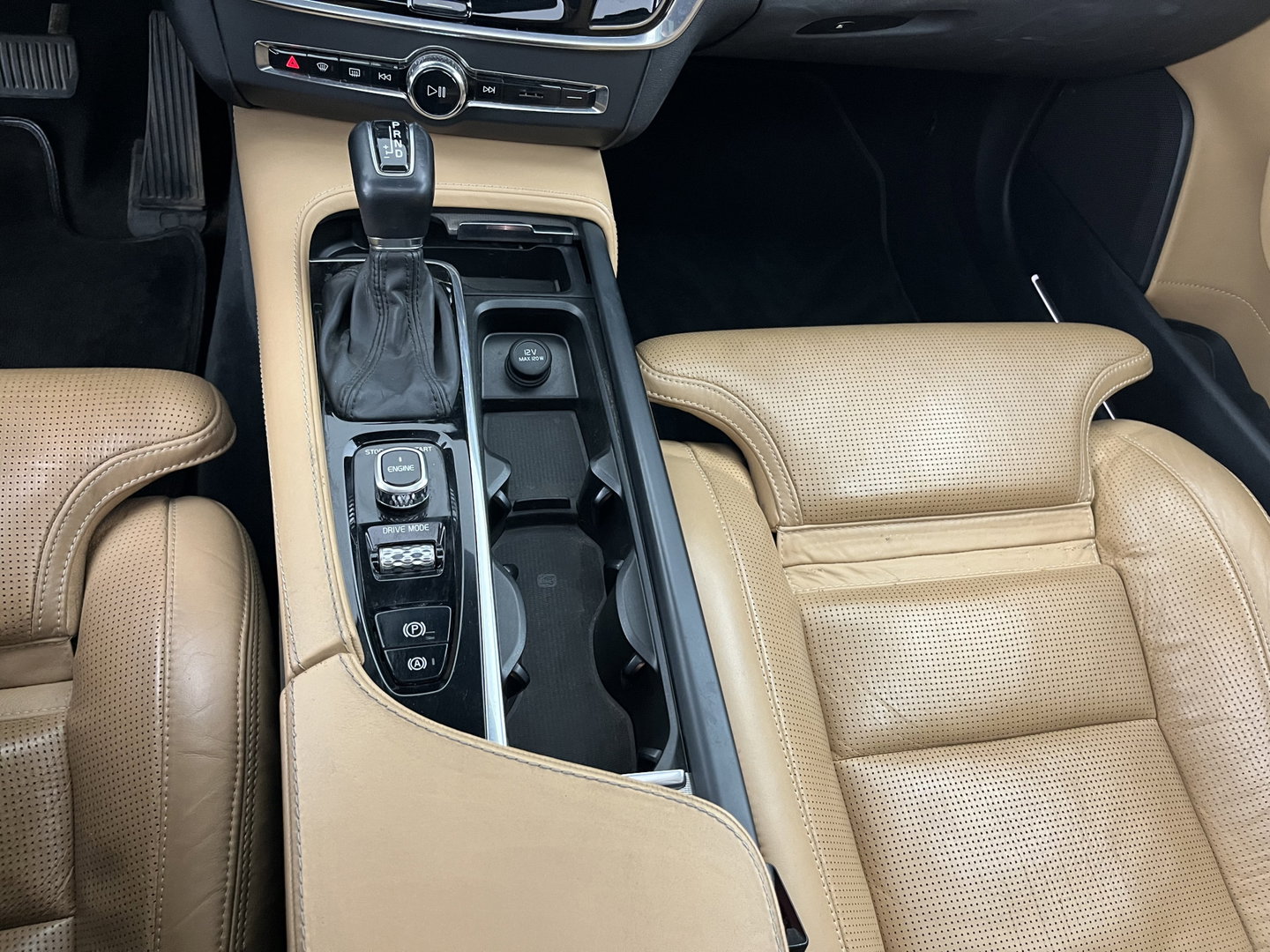 Volvo V90 2.0 D5 AWD Inscription Aut. *PANO | LEATHER | FULL-LED | BOWERS&WILKINS | MEMORY-PACK | BLIS | HEAD-UP | CAMERA | KEYLESS | DIGI-COCKPIT | NAVI-FULLMAP | PRIVACY-GLASS | HEATED/VENTILATED-SPORTSEATS | TOWBAR | 20''