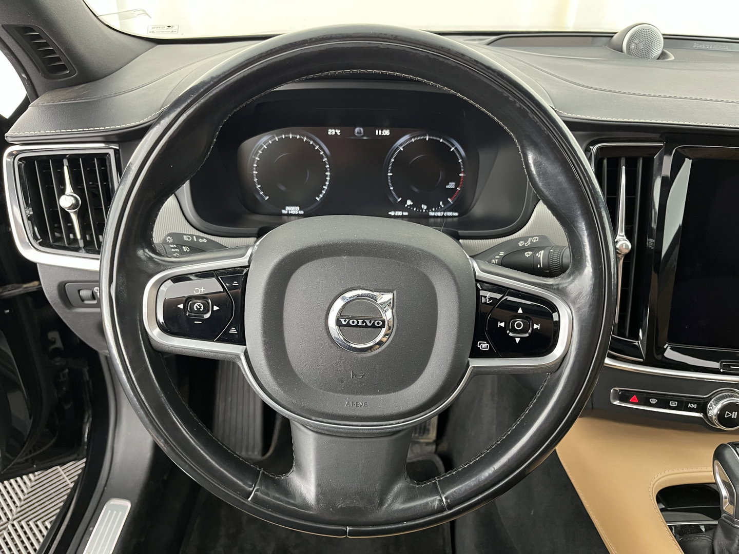 Volvo V90 2.0 D5 AWD Inscription Aut. *PANO | LEATHER | FULL-LED | BOWERS&WILKINS | MEMORY-PACK | BLIS | HEAD-UP | CAMERA | KEYLESS | DIGI-COCKPIT | NAVI-FULLMAP | PRIVACY-GLASS | HEATED/VENTILATED-SPORTSEATS | TOWBAR | 20''