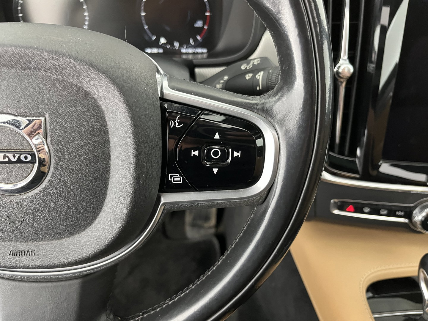 Volvo V90 2.0 D5 AWD Inscription Aut. *PANO | LEATHER | FULL-LED | BOWERS&WILKINS | MEMORY-PACK | BLIS | HEAD-UP | CAMERA | KEYLESS | DIGI-COCKPIT | NAVI-FULLMAP | PRIVACY-GLASS | HEATED/VENTILATED-SPORTSEATS | TOWBAR | 20''