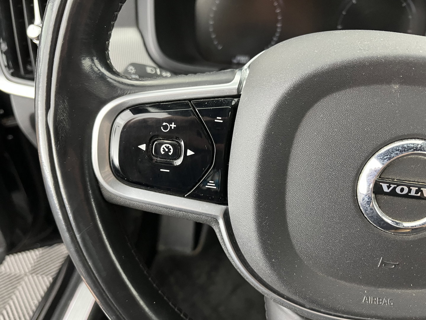 Volvo V90 2.0 D5 AWD Inscription Aut. *PANO | LEATHER | FULL-LED | BOWERS&WILKINS | MEMORY-PACK | BLIS | HEAD-UP | CAMERA | KEYLESS | DIGI-COCKPIT | NAVI-FULLMAP | PRIVACY-GLASS | HEATED/VENTILATED-SPORTSEATS | TOWBAR | 20''