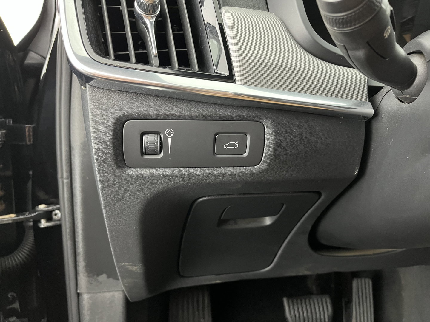 Volvo V90 2.0 D5 AWD Inscription Aut. *PANO | LEATHER | FULL-LED | BOWERS&WILKINS | MEMORY-PACK | BLIS | HEAD-UP | CAMERA | KEYLESS | DIGI-COCKPIT | NAVI-FULLMAP | PRIVACY-GLASS | HEATED/VENTILATED-SPORTSEATS | TOWBAR | 20''
