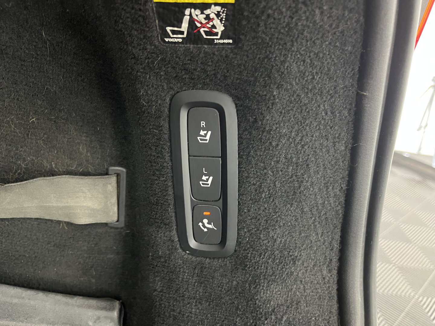 Volvo V90 2.0 D5 AWD Inscription Aut. *PANO | LEATHER | FULL-LED | BOWERS&WILKINS | MEMORY-PACK | BLIS | HEAD-UP | CAMERA | KEYLESS | DIGI-COCKPIT | NAVI-FULLMAP | PRIVACY-GLASS | HEATED/VENTILATED-SPORTSEATS | TOWBAR | 20''