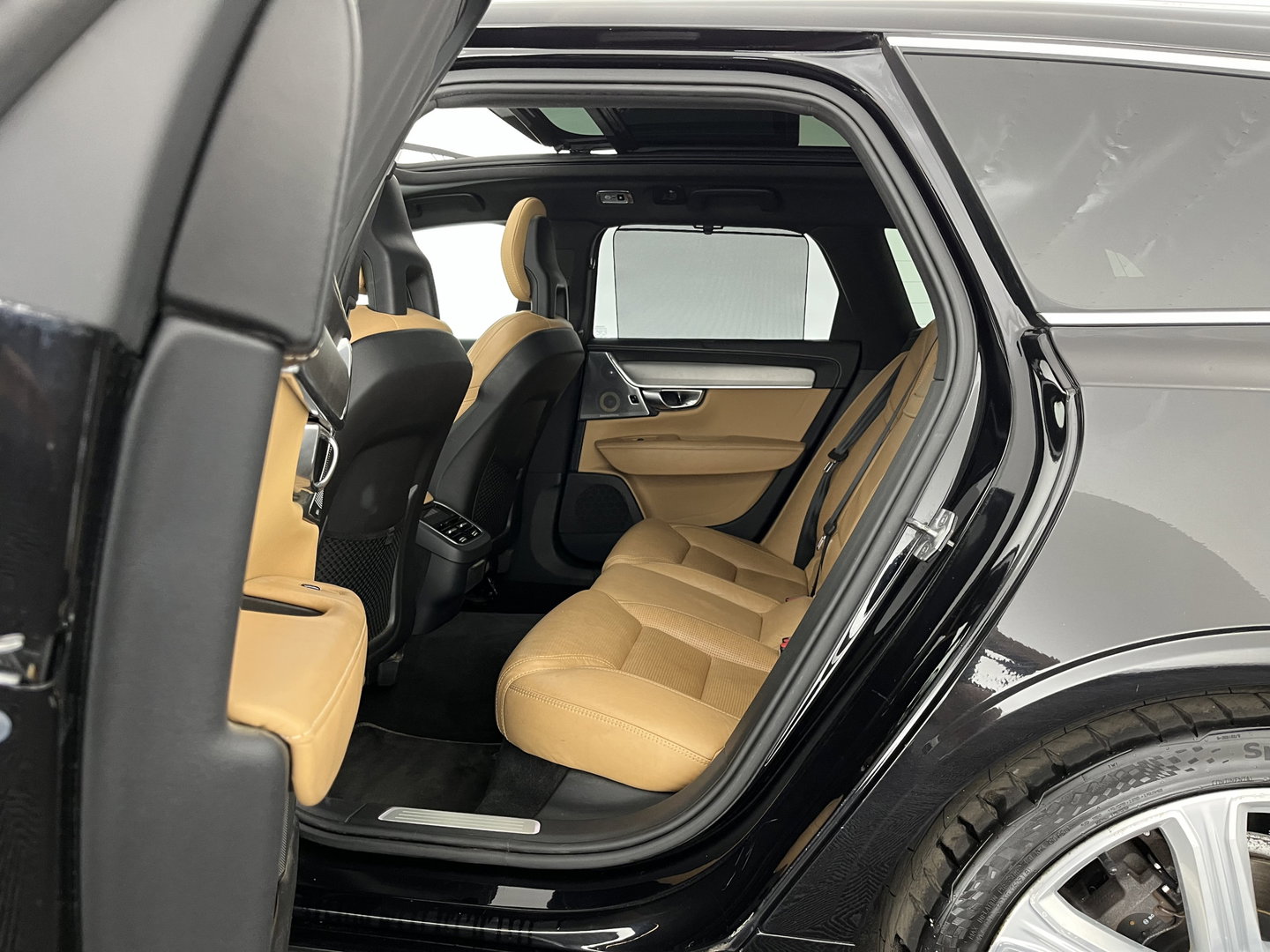 Volvo V90 2.0 D5 AWD Inscription Aut. *PANO | LEATHER | FULL-LED | BOWERS&WILKINS | MEMORY-PACK | BLIS | HEAD-UP | CAMERA | KEYLESS | DIGI-COCKPIT | NAVI-FULLMAP | PRIVACY-GLASS | HEATED/VENTILATED-SPORTSEATS | TOWBAR | 20''