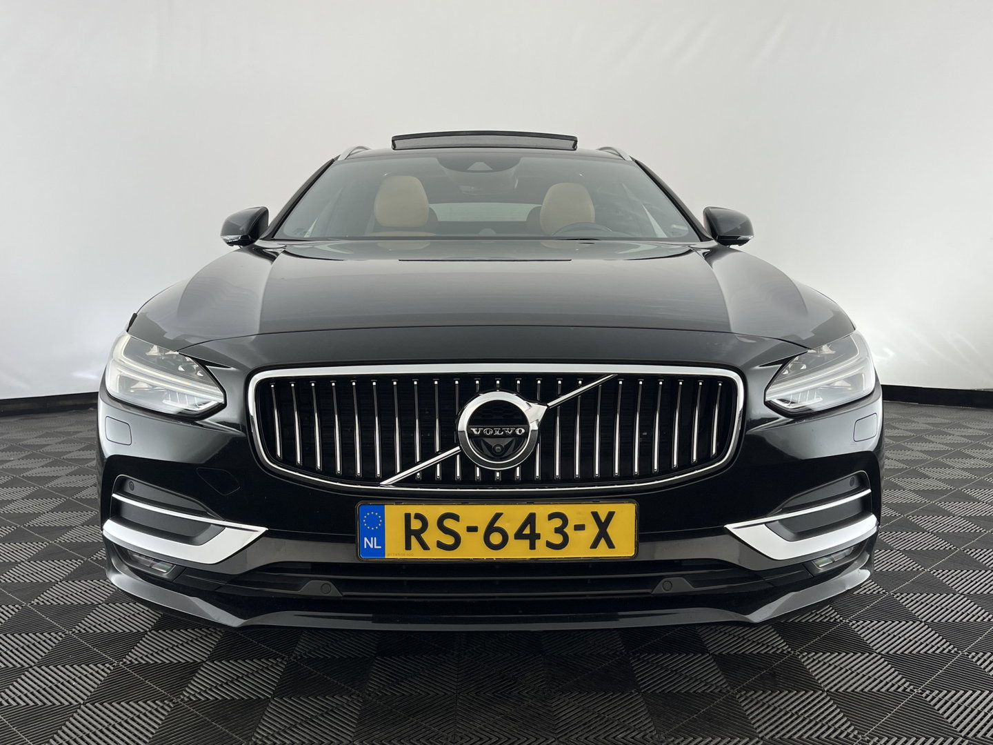 Volvo V90 2.0 D5 AWD Inscription Aut. *PANO | LEATHER | FULL-LED | BOWERS&WILKINS | MEMORY-PACK | BLIS | HEAD-UP | CAMERA | KEYLESS | DIGI-COCKPIT | NAVI-FULLMAP | PRIVACY-GLASS | HEATED/VENTILATED-SPORTSEATS | TOWBAR | 20''