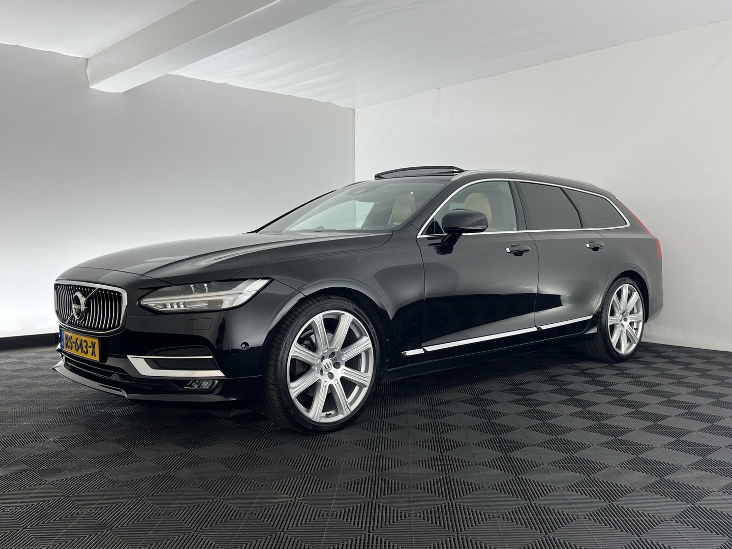 Volvo V90 2.0 D5 AWD Inscription Aut. *PANO | LEATHER | FULL-LED | BOWERS&WILKINS | MEMORY-PACK | BLIS | HEAD-UP | CAMERA | KEYLESS | DIGI-COCKPIT | NAVI-FULLMAP | PRIVACY-GLASS | HEATED/VENTILATED-SPORTSEATS | TOWBAR | 20''