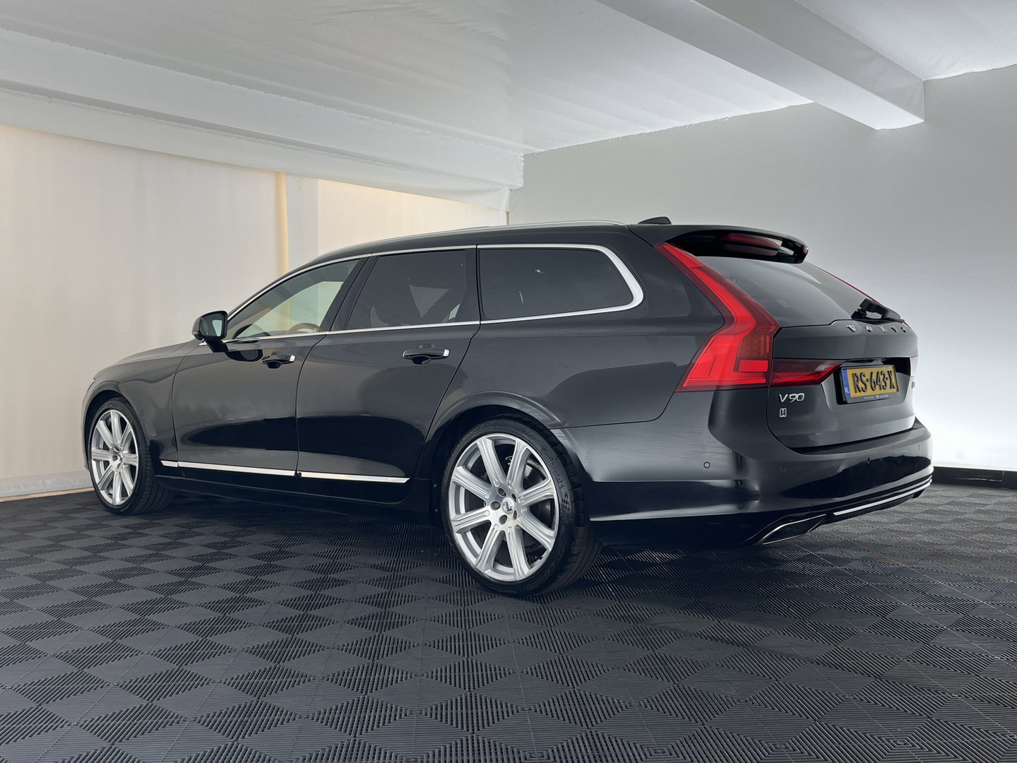 Volvo V90 2.0 D5 AWD Inscription Aut. *PANO | LEATHER | FULL-LED | BOWERS&WILKINS | MEMORY-PACK | BLIS | HEAD-UP | CAMERA | KEYLESS | DIGI-COCKPIT | NAVI-FULLMAP | PRIVACY-GLASS | HEATED/VENTILATED-SPORTSEATS | TOWBAR | 20''