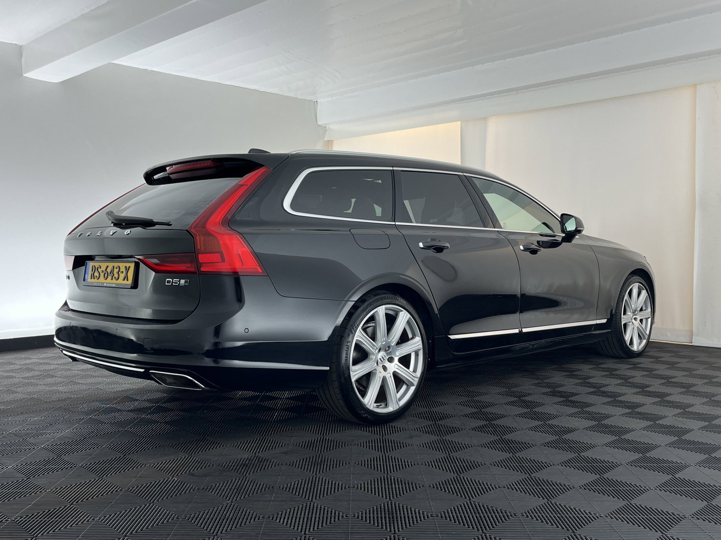 Volvo V90 2.0 D5 AWD Inscription Aut. *PANO | LEATHER | FULL-LED | BOWERS&WILKINS | MEMORY-PACK | BLIS | HEAD-UP | CAMERA | KEYLESS | DIGI-COCKPIT | NAVI-FULLMAP | PRIVACY-GLASS | HEATED/VENTILATED-SPORTSEATS | TOWBAR | 20''
