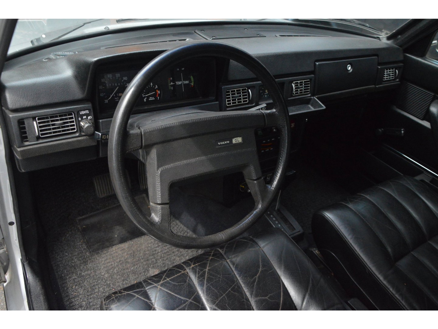 Volvo 265 GL Origineel Nederlands | 7 persoons | Automaat| Derde eigenaar | Leder | Stoelverwarming | UNIEK