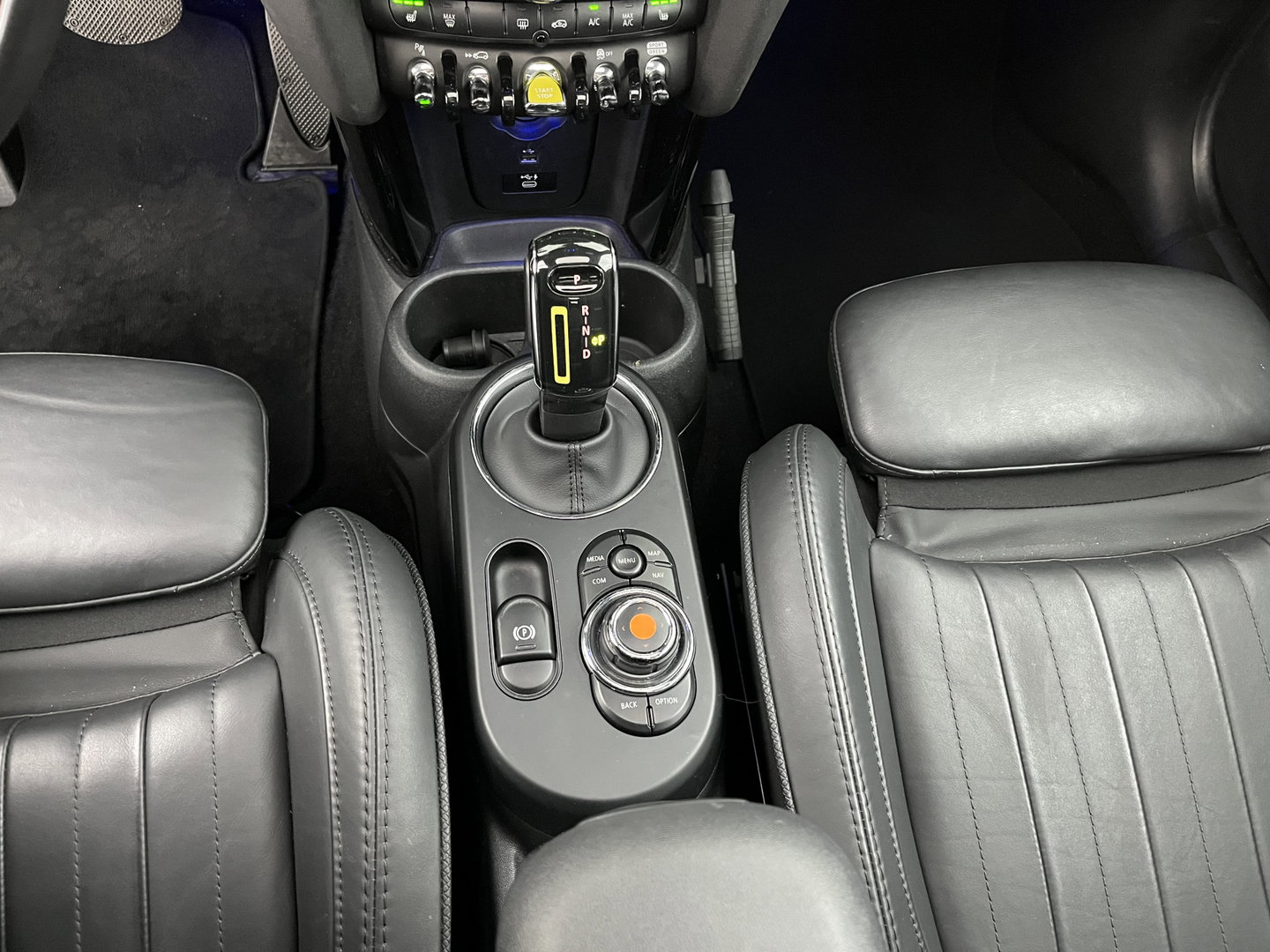 MINI Electric Yours 33 kWh [ 3-Fase ] {SOH-97%} (INCL-BTW) Aut. *HEATPUMP | PANO | LEATHER | DIGI-COCKPIT | HEAD-UP | FULL-LED | NAVI-FULLMAP | HEATED-SPORTSEATS | DAB | CRUISE | HARMAN/KARDON | CAMERA | KEYLESS | AMBIENTLIGHT | 17"ALU*