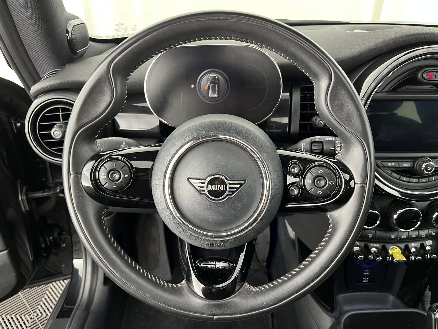 MINI Electric Yours 33 kWh [ 3-Fase ] {SOH-97%} (INCL-BTW) Aut. *HEATPUMP | PANO | LEATHER | DIGI-COCKPIT | HEAD-UP | FULL-LED | NAVI-FULLMAP | HEATED-SPORTSEATS | DAB | CRUISE | HARMAN/KARDON | CAMERA | KEYLESS | AMBIENTLIGHT | 17"ALU*