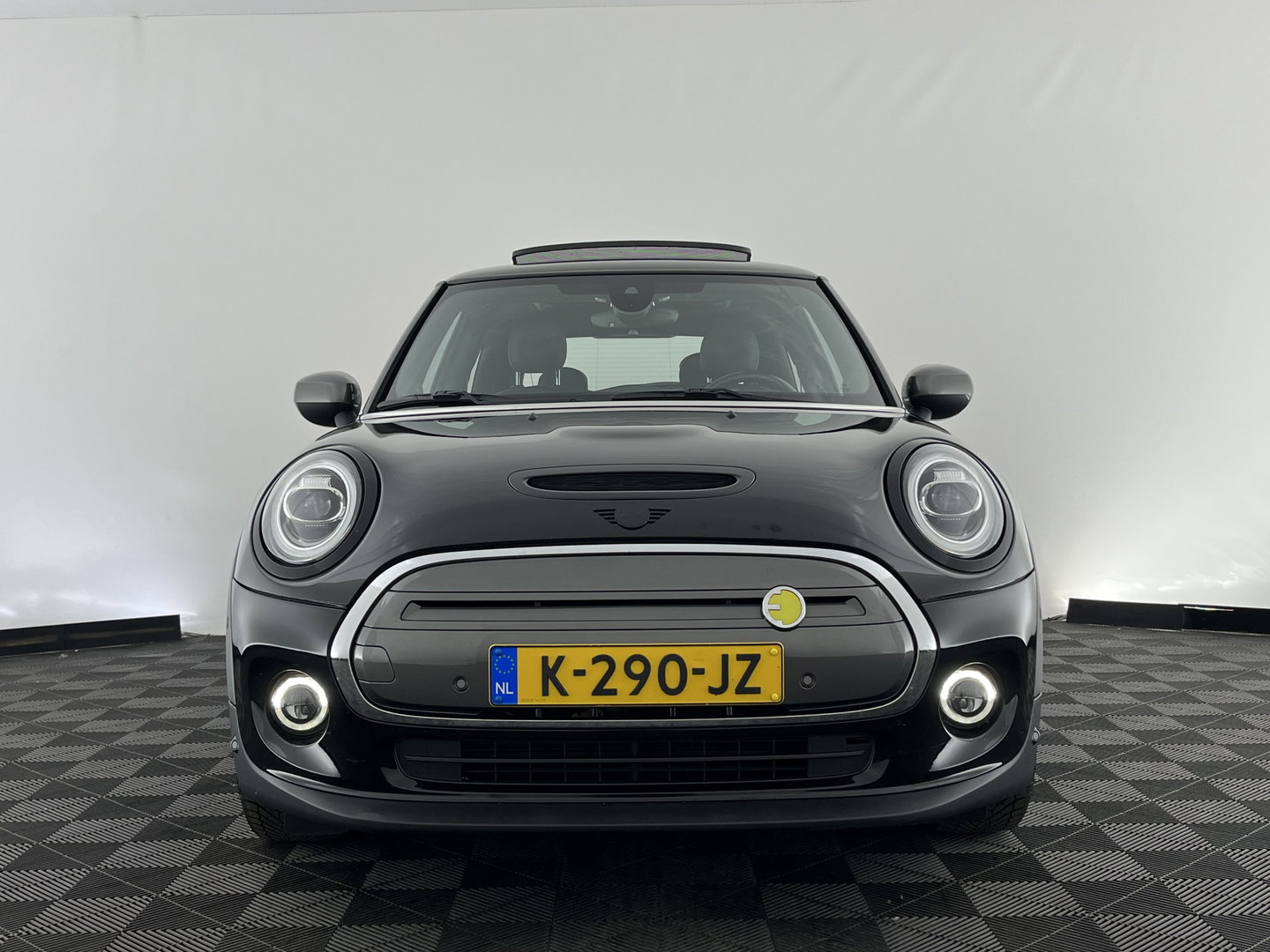 MINI Electric Yours 33 kWh [ 3-Fase ] {SOH-97%} (INCL-BTW) Aut. *HEATPUMP | PANO | LEATHER | DIGI-COCKPIT | HEAD-UP | FULL-LED | NAVI-FULLMAP | HEATED-SPORTSEATS | DAB | CRUISE | HARMAN/KARDON | CAMERA | KEYLESS | AMBIENTLIGHT | 17"ALU*