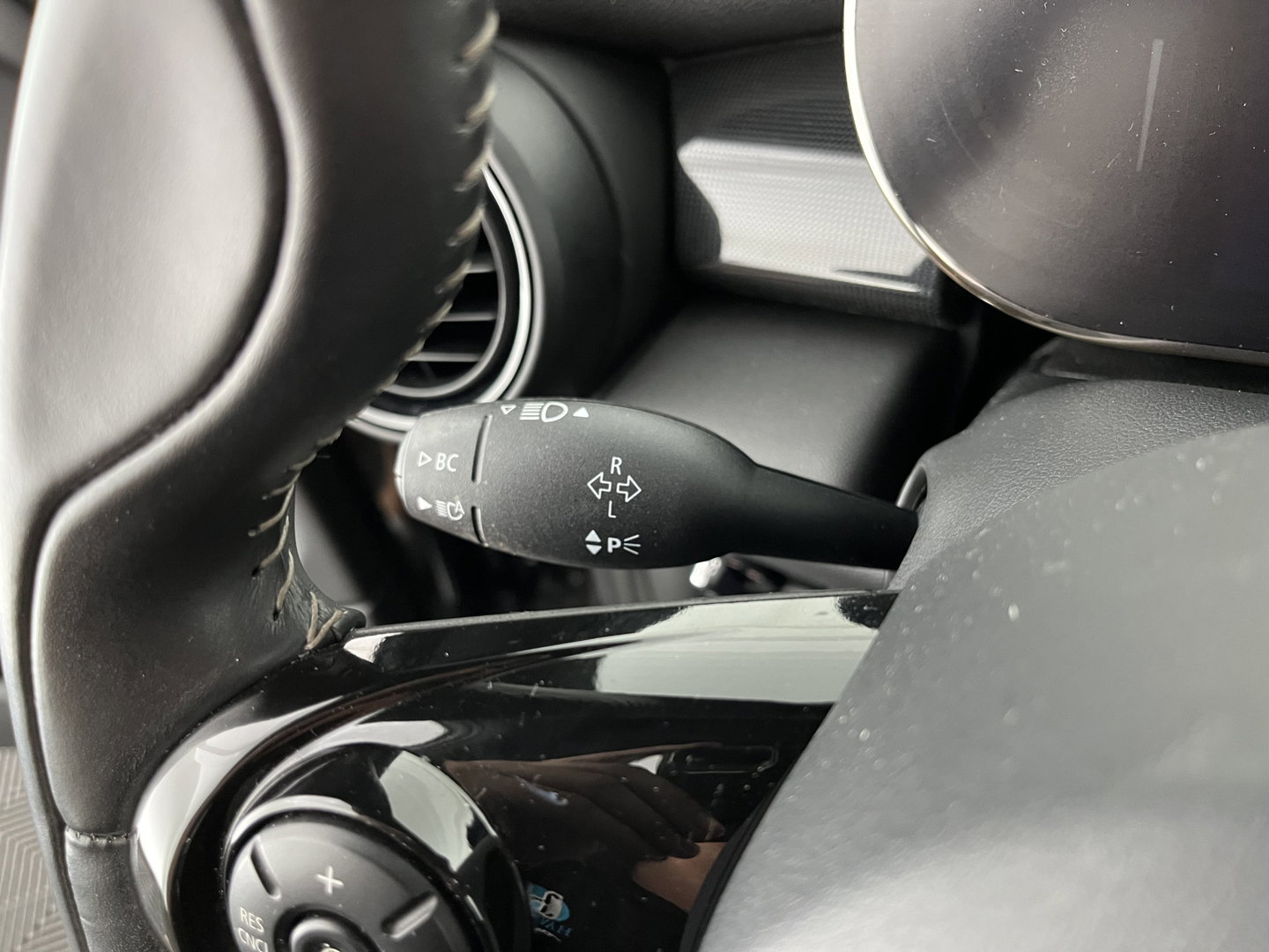 MINI Electric Yours 33 kWh [ 3-Fase ] {SOH-97%} (INCL-BTW) Aut. *HEATPUMP | PANO | LEATHER | DIGI-COCKPIT | HEAD-UP | FULL-LED | NAVI-FULLMAP | HEATED-SPORTSEATS | DAB | CRUISE | HARMAN/KARDON | CAMERA | KEYLESS | AMBIENTLIGHT | 17"ALU*