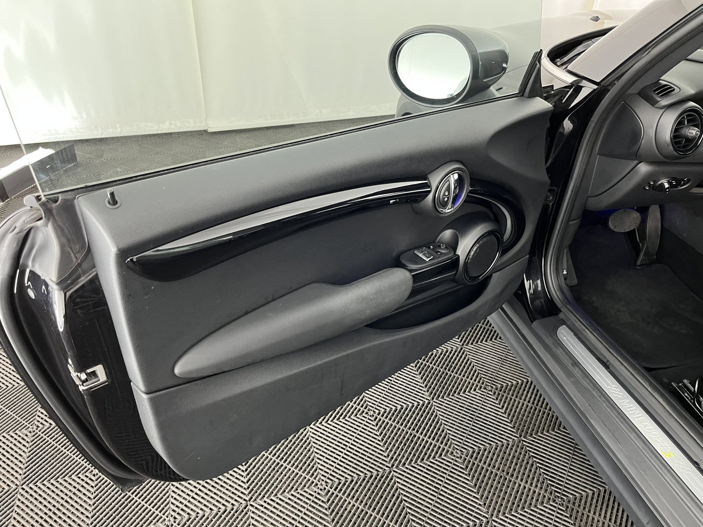 MINI Electric Yours 33 kWh [ 3-Fase ] {SOH-97%} (INCL-BTW) Aut. *HEATPUMP | PANO | LEATHER | DIGI-COCKPIT | HEAD-UP | FULL-LED | NAVI-FULLMAP | HEATED-SPORTSEATS | DAB | CRUISE | HARMAN/KARDON | CAMERA | KEYLESS | AMBIENTLIGHT | 17"ALU*