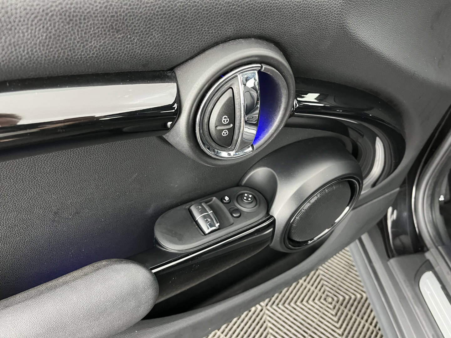 MINI Electric Yours 33 kWh [ 3-Fase ] {SOH-97%} (INCL-BTW) Aut. *HEATPUMP | PANO | LEATHER | DIGI-COCKPIT | HEAD-UP | FULL-LED | NAVI-FULLMAP | HEATED-SPORTSEATS | DAB | CRUISE | HARMAN/KARDON | CAMERA | KEYLESS | AMBIENTLIGHT | 17"ALU*